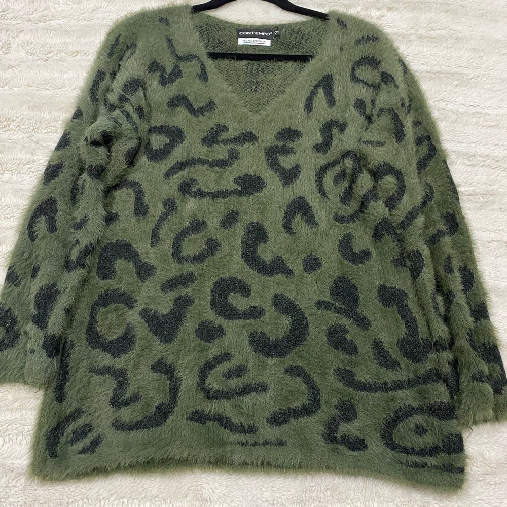 Plush Green and Black V-Neck Sweater with Textured Knit